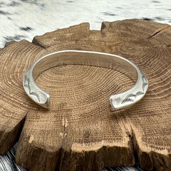 1980s Native American NAVAJO Sandcast Silver Carinated Cuff Bracelet Clouds - Picture 3 of 4